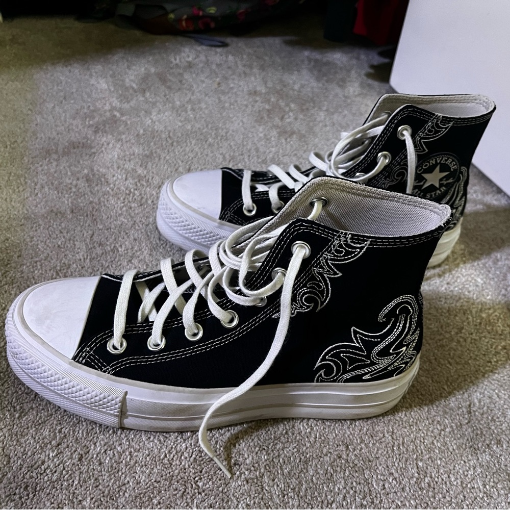 Converse sneakers size 7, gently used
